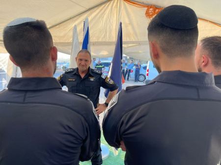 كلّ من يوجّه سلاحًا إلى مواطنين أو أفراد شرطة ذنبه على جنبه